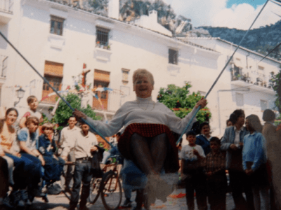 Isabel Márquez cantando coplas de columpio en la Plaza de la Verdura. Foto de Ubriqueenverde coplas de columpio
